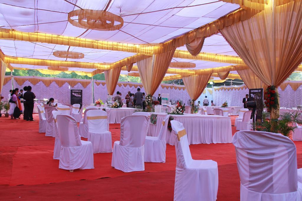 By The Way Hotell Mysore Exteriör bild