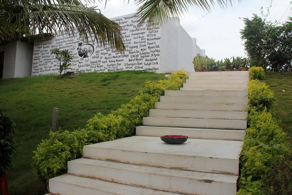By The Way Hotell Mysore Exteriör bild