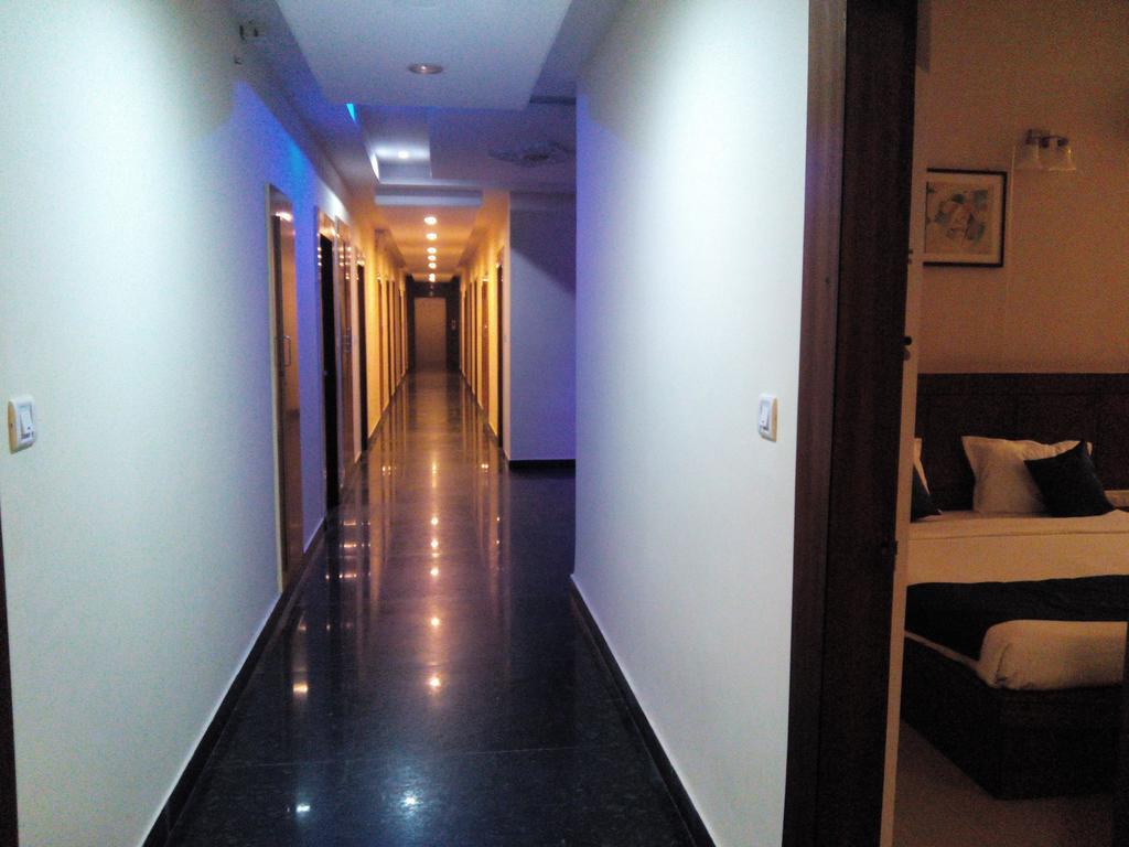 By The Way Hotell Mysore Exteriör bild
