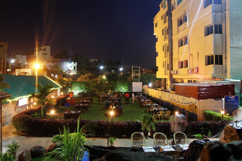By The Way Hotell Mysore Exteriör bild